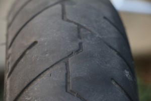 古いタイヤ(溝が無い…)